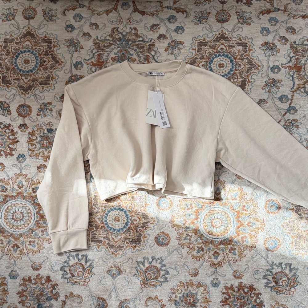 Women's Cream Cropped Sweatshirt size M